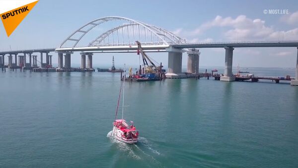 El puente de Crimea tiene un nuevo récord de tráfico - Sputnik Mundo