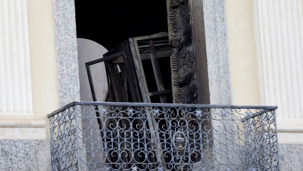 Un objeto quemado a dentro del Museo Nacional de Brasil después de un incendio - Sputnik Mundo