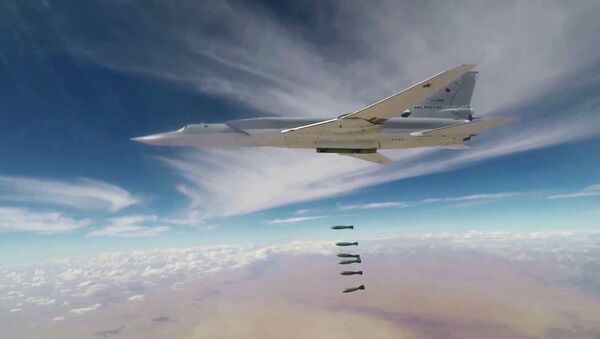 Un bombardero ruso lanza las bombas contra las posiciones de los terroristas en Siria - Sputnik Mundo