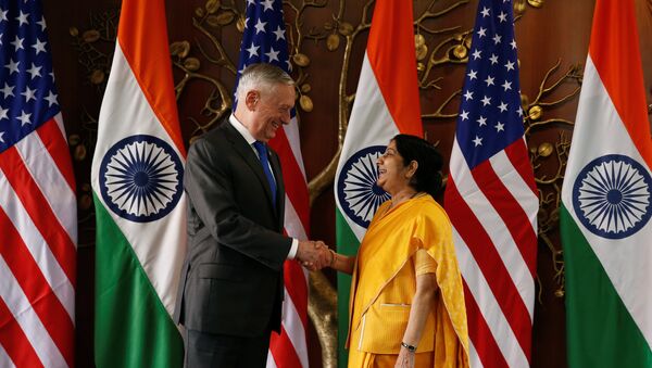 Secretario de Defensa de EEUU, James Mattis, y ministra india de Defensa, Nirmala Sitharaman - Sputnik Mundo