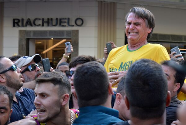 Durante la campaña electoral para la Presidencia de Brasil, el 6 de septiembre de 2018, Jair Bolsonaro fue atacado con un golpe de cuchillo en el torso. El candidato fue llevado a un hospital, desde donde siguió haciendo campaña a través de las redes sociales. Durante la campaña electoral para la Presidencia de Brasil, el 6 de septiembre de 2018, Jair Bolsonaro fue atacado con un golpe de cuchillo en el torso. El candidato fue llevado a un hospital, desde donde siguió haciendo campaña a través de las redes sociales. - Sputnik Mundo