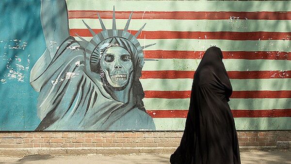 Famoso mural de la estatua de la libertad con una cara del cráneo con la bandera estadounidense de fondo, ex embajada de Estados Unidos, Teherán - Sputnik Mundo