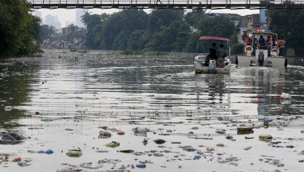 Residuos de plástico en la ciudad de San Juan, al este de Manila, Filipinas - Sputnik Mundo