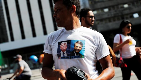 Un hombre con una camiseta con la imagen de Donald Trump y el candidato presidencial brasileño, Jair Bolsonaro. - Sputnik Mundo