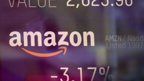 El logo de Amazon en una pantalla de la bolsa NASDAQ - Sputnik Mundo
