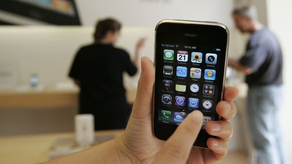 Un cliente muestra un iPhone 3GS de Apple en una tienda Apple en Palo Alto, California en 2009.   - Sputnik Mundo
