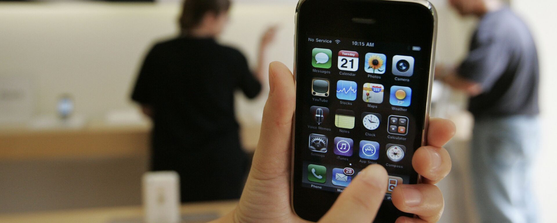 Un cliente muestra un iPhone 3GS de Apple en una tienda Apple en Palo Alto, California en 2009.   - Sputnik Mundo, 1920, 27.04.2021