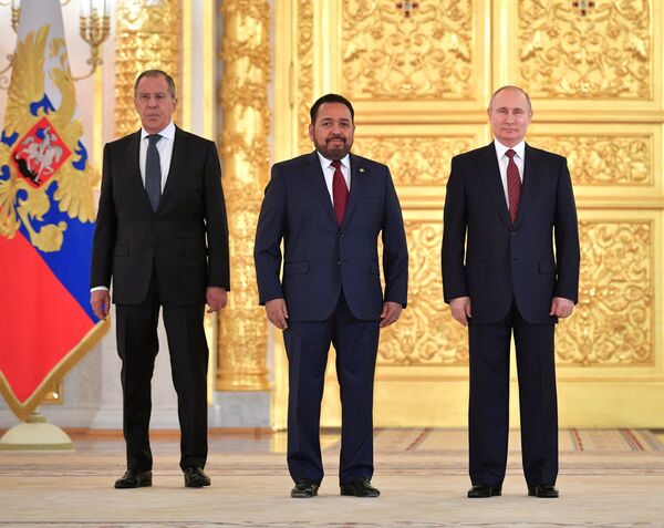 El embajador de El Salvador en Rusia, Efrén Arnoldo Bernal Chévez (centro), durante la presentación de cartas credenciales en el Kremlin, Moscú, 11 de abril de 2018 El embajador de El Salvador en Rusia, Efrén Arnoldo Bernal Chévez (centro), durante la presentación de cartas credenciales en el Kremlin, Moscú, 11 de abril de 2018 - Sputnik Mundo