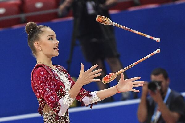 Arina Averina (Rusia) ejecuta un ejercicio de mazas durante la clasificación del programa individual del campeonato. - Sputnik Mundo