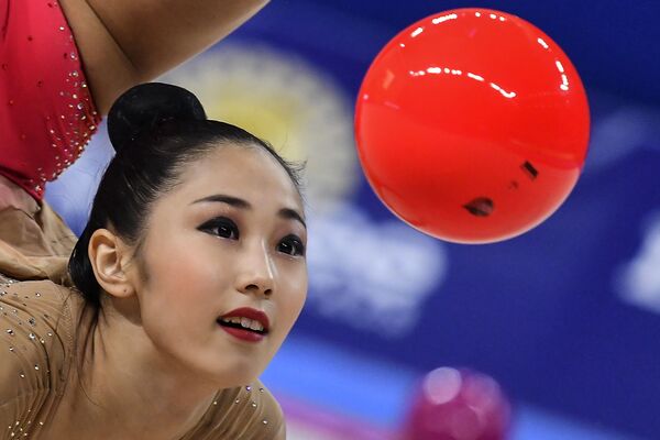 La surcoreana Son Yeon-Jae ejecuta un ejercicio con pelota durante el programa individual del Campeonato Mundial de gimnasia rítmica de Sofía (Bulgaria). - Sputnik Mundo