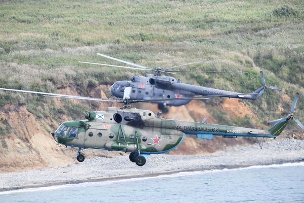 Un helicóptero ruso Mi-8 preparándose para un desembarco en el cabo Klerk. - Sputnik Mundo