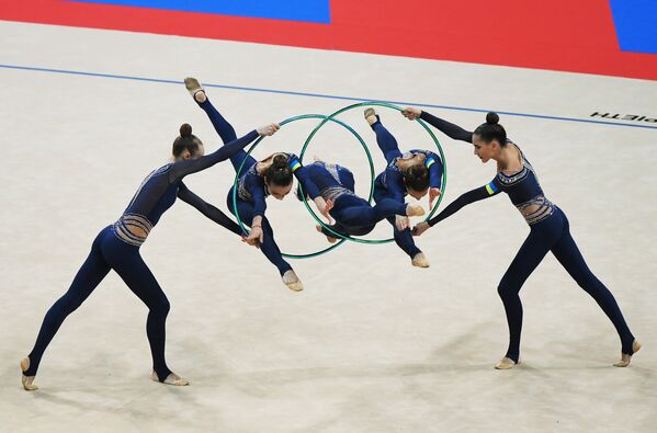 El equipo de Ucrania ejecuta un ejercicio de cinco aros durante la fase de grupos del Campeonato Mundial de gimnasia rítmica de Sofía. - Sputnik Mundo