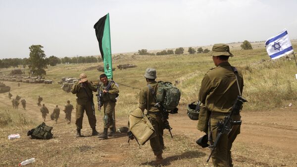 Soldados israelíes caminan durante un ejercicio militar - Sputnik Mundo