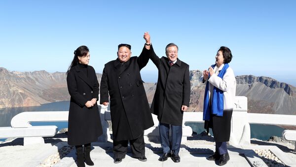Líder de Corea del Norte, Kim Jong-un, y presidente de Corea del Sur, Moon Jae-in, con sus esposas en el monte Paektu - Sputnik Mundo