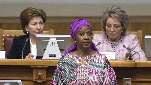 La directora ejecutiva de ONU Mujeres, Phumzile Mlambo-Ngcuka, y la jefa del Senado ruso, Valentina Metvienko (dcha) - Sputnik Mundo