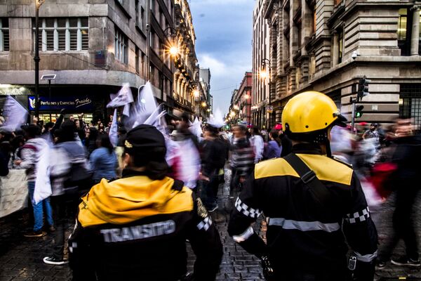 Policías observan a los estudiantes de la Marcha del Silencio 2018 en la Ciudad de México Policías observan a los estudiantes de la Marcha del Silencio 2018 en la Ciudad de México - Sputnik Mundo