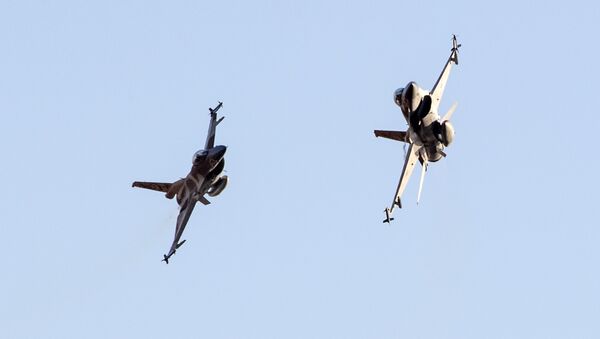 Cazas F-16 de las Fuerzas Aéreas israelíes (archivo) - Sputnik Mundo