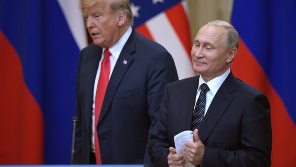 El encuentro de Vladímir Putin, presidente de Rusia, y Donald Trump, presidente de EEUU, en Helsinki (archivo) - Sputnik Mundo