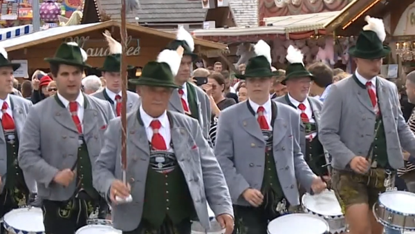 El tradicional desfile de Oktoberfest llena las calles de Múnich de música y color - Sputnik Mundo