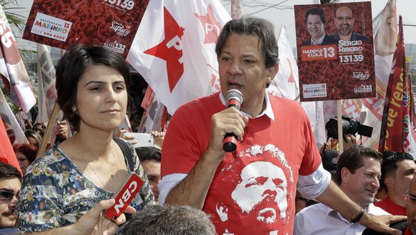 Manuela D´Ávila, aspirante a vicepresidenta del Gobierno de Brasil, y Fernando Haddad, candidato presidencial del Partido de los Trabajadores - Sputnik Mundo