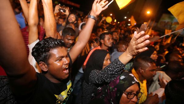 Los electores maldivos celebran la victoria de Ibrahim Mohamed Solih en elecciones presidenciales (archivo) - Sputnik Mundo