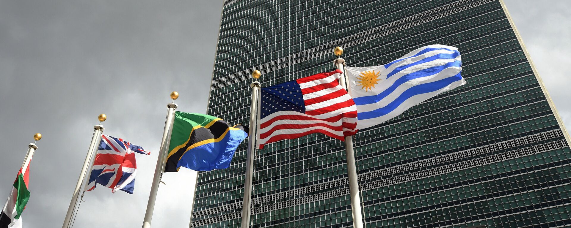 Banderas frente a la sede de la ONU - Sputnik Mundo, 1920, 21.04.2022