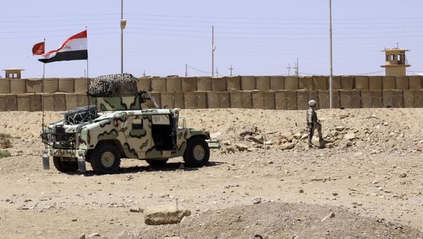 Un soldado iraquí guarda la ciudad de El Kaim cerca de la frontera con Siria - Sputnik Mundo