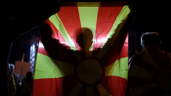 Un manifestante con la bandera de Macedonia - Sputnik Mundo