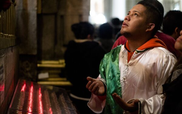 Hombre vestido de San Judas Tadeo reza durante la celebración del santo, en el día 28 de cada mes - Sputnik Mundo
