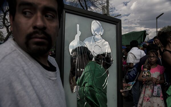 Hombre carga un espejo fabricado en prisión como pago a San Judas Tadeo por el milagro de la haber tenido justicia en México - Sputnik Mundo