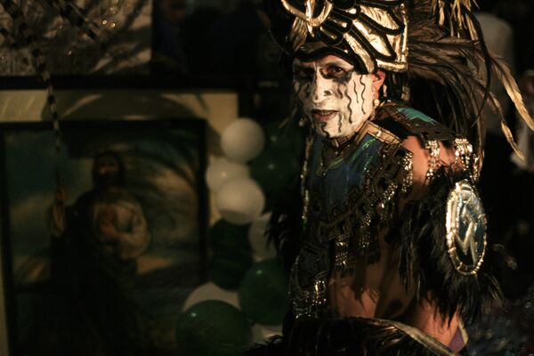 Danzante con traje prehispánico ofrece limpias frente a un cuadro de San Judas Tadeo en el Templo de San Hipólito en la Ciudad de México Danzante con traje prehispánico ofrece limpias frente a un cuadro de San Judas Tadeo en el Templo de San Hipólito en la Ciudad de México - Sputnik Mundo