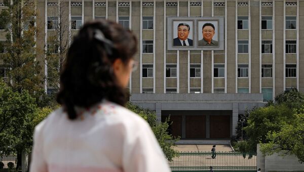 Retratos del fundador de Corea del Norte Kim Il-sung y el exlíder Kim Jong-il en Pyongyang - Sputnik Mundo