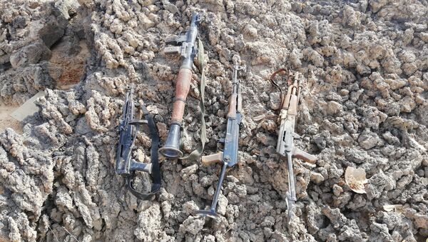 Armas abandonadas por los terroristas en el desierto de Suwaida - Sputnik Mundo