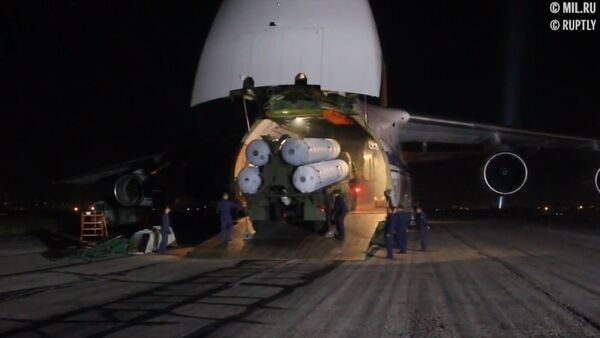 El Ministerio de Defensa de Rusia muestra la descarga de los S-300 entregados a Siria - Sputnik Mundo