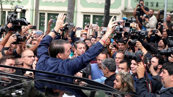 Jair Bolsonaro, candidato a la Presidencia de Brasil, posa para los periodistas, tras votar en Río de Janeiro - Sputnik Mundo