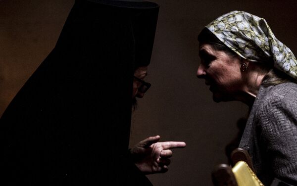 Miembro de Iglesia Ortodoxa Rusa habla con una de las fieles durante uno de los oficios religioso - Sputnik Mundo