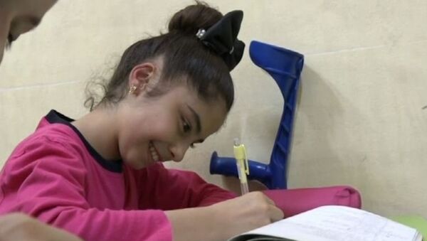 Una niña siria a la que le implantaron en Rusia prótesis en piernas vuelve a la escuela - Sputnik Mundo