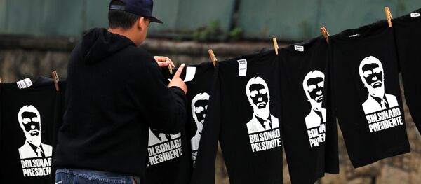 Un hombre vende camisetas de Jair Bolsonaro en Brasil Un hombre vende camisetas de Jair Bolsonaro en Brasil - Sputnik Mundo