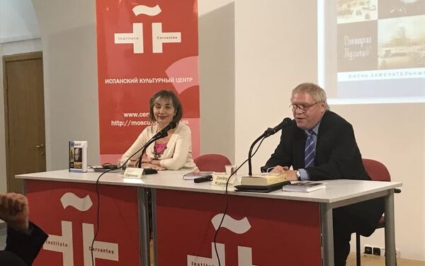 Olga Yegórova y Dmitri Kuznetsov presentando los libros - Sputnik Mundo