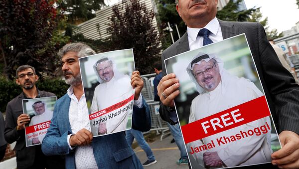 Personas con retratos del periodista opositor saudí Jamal Khashoggi protestan cerca del consulado saudí en Estambul - Sputnik Mundo