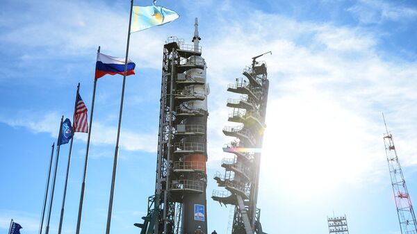 El Soyuz-FG con el vehículo tripulado Soyuz MS-10 en la plataforma de lanzamiento del cosmódromo de Baikonur - Sputnik Mundo