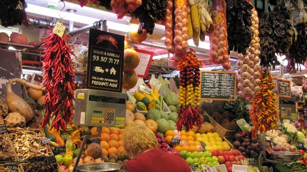 El mercado de San José, conocido popularmente como La Boquería, en Barcelona, España - Sputnik Mundo