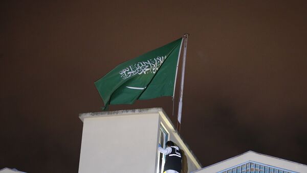 Una bandera saudí en el Consulado de Arabia Saudí en Estambul - Sputnik Mundo