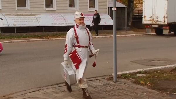 Las calles como pasarelas: un anciano ruso se hace famoso con sus trajes extravagantes - Sputnik Mundo