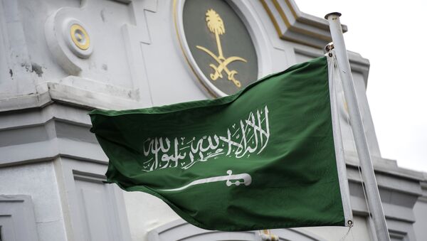 La bandera de Arabia Saudí enfrente del consulado del país en Turquía - Sputnik Mundo