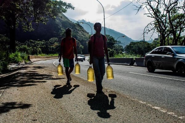 Habitantes del oeste de Caracas en las faldas de la montaña Waraira Repano Habitantes del oeste de Caracas en las faldas de la montaña Waraira Repano - Sputnik Mundo