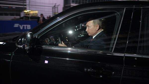El presidente de Rusia le presentó a su homólogo egipcio, Abdelfatah Sisi, la nueva línea de automóviles rusos de la marca Aurus. - Sputnik Mundo