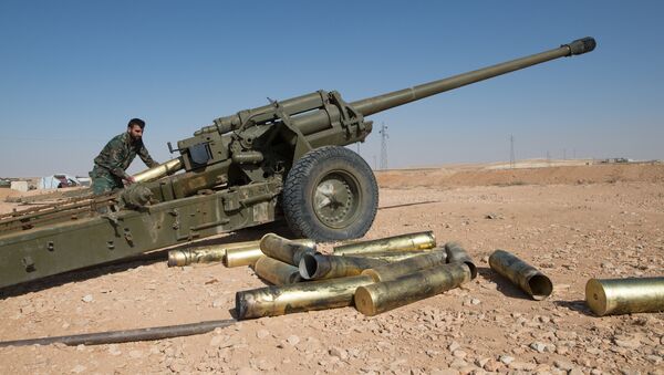 Un soldado siria preparando un ataque de artillería contra los terroristas (archivo) - Sputnik Mundo