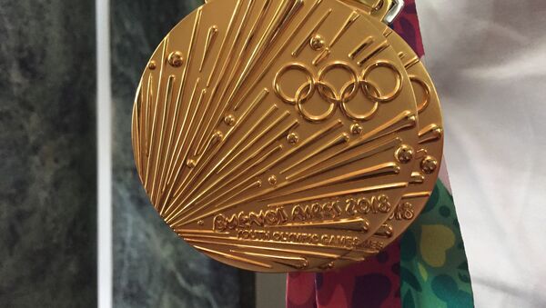 Medallas de oro de los integrante del equipo juvenil de natacion de Rusia - Sputnik Mundo