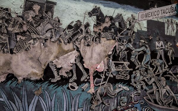 Mural que representa la conquista, sobre la Calzada México-Tacuba - Sputnik Mundo